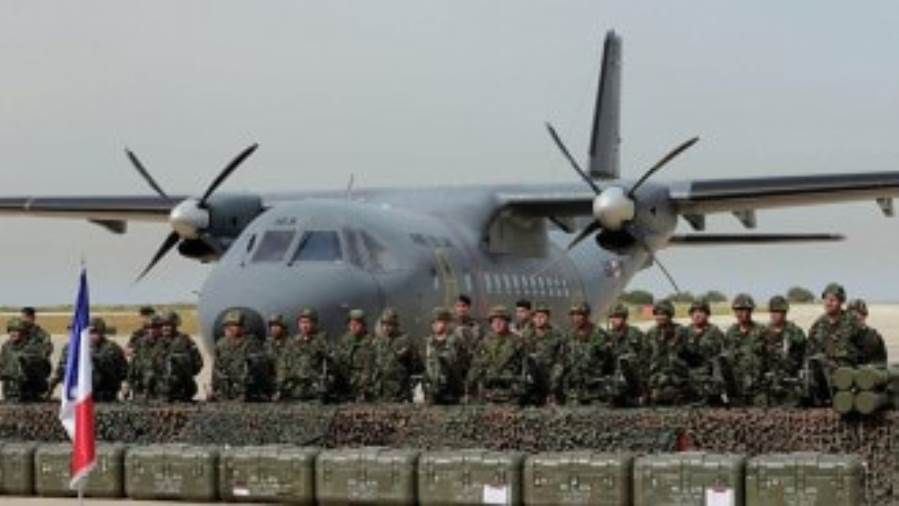 فرنسا تعلق عملياتها العسكرية المشتركة مع القوات المالية