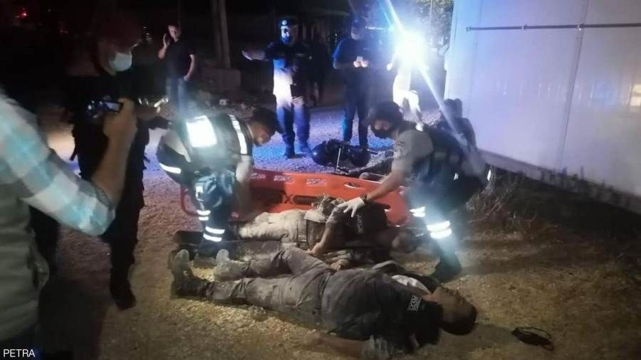 بالصور.. اشتباكات وإحراق مركبات غربي العاصمة الأردنية عمان