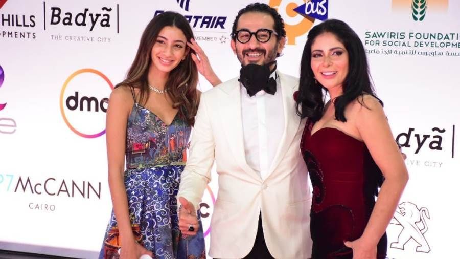 أحمد حلمي ومنى زكي يدعمان ابنتهما "لي لي" في أول مشاريعها
