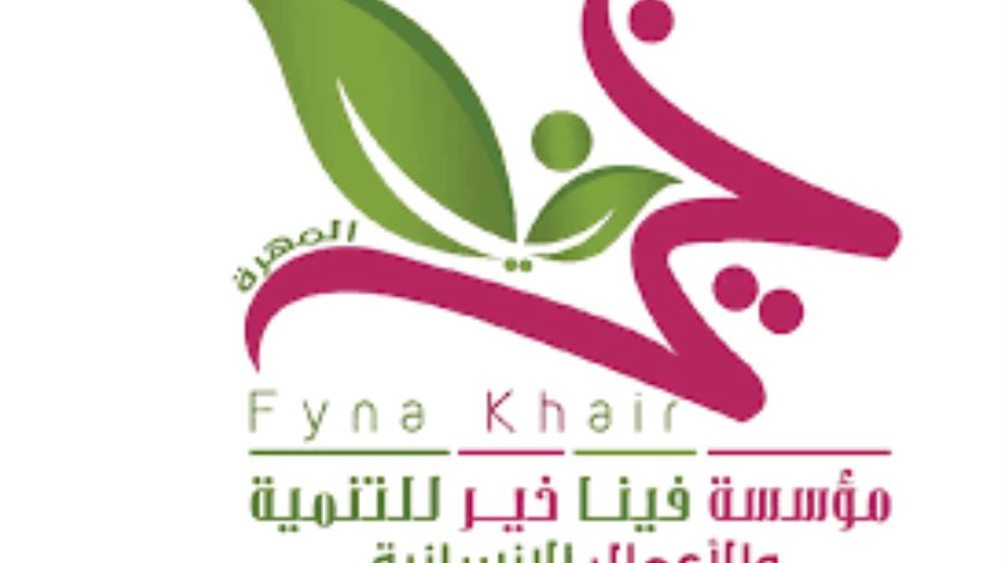 مؤسسة فينا خير توزع المياه والعصائر لطلاب الثانوية أثناء سير الاختبارات