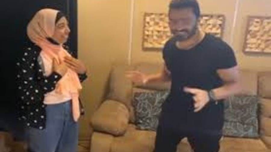 مصر.. تامر حسني يحقق أمنية مريضة سرطان