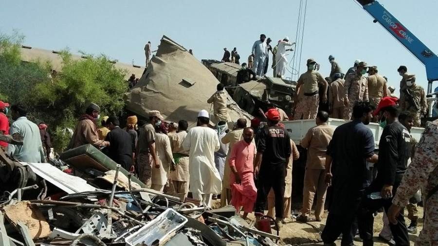 مقتل 30 شخصاً وجرح العشرات في تصادم قطارين جنوب باكستان