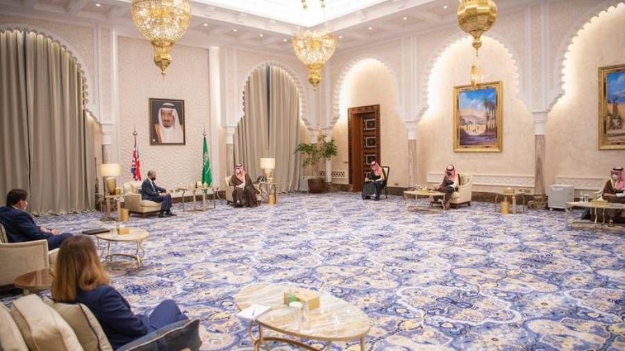 ولي العهد السعودي ووزير خارجية بريطانيا يبحثان تطورات المنطقة
