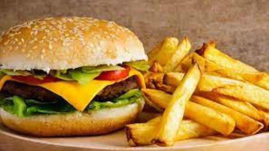 أمراض خطيرة تهدد الأطفال بسبب الوجبات السريعة.. ما هي؟