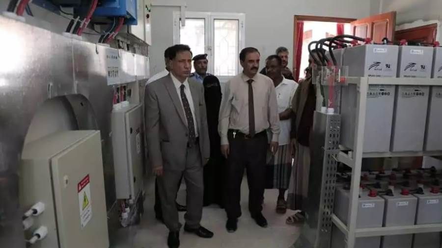 محافظ المهرة يدشن تشغيل مشروع منظومات الطاقة الشمسية لـ 11 مدرسة بالمحافظة