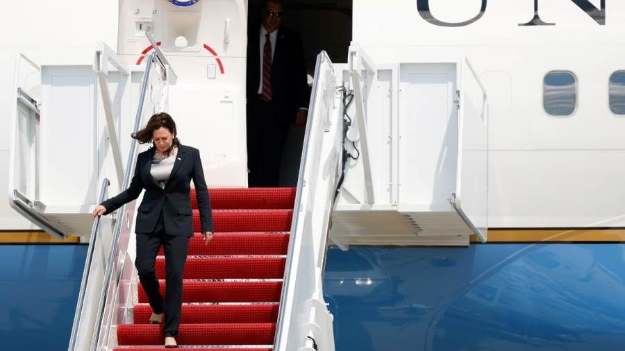 في أول رحلة خارجية لنائبة بايدن "الطائرة تتعطل".. صلاة ثم هبوط