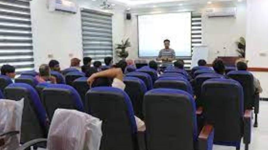 إدارة التدريب والتأهيل بفرع شركة النفط بالمهرة تدشن الدورة التدريبية في الأمن والسلامة من الحرائق لموظفيها