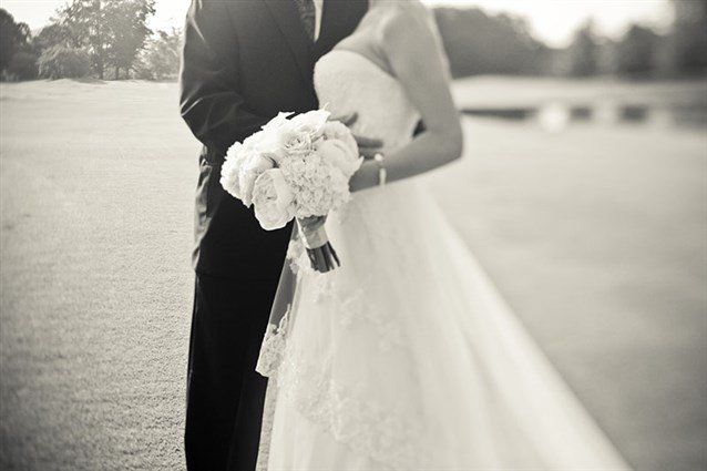 وفاة عروسين قبل ليلة الدخلة بساعات.. الفرح يتحول إلى جنازة والحزن يخيم على المعازيم وما فعله العريس قبل الوفاة صادم ومأساوي (صور)