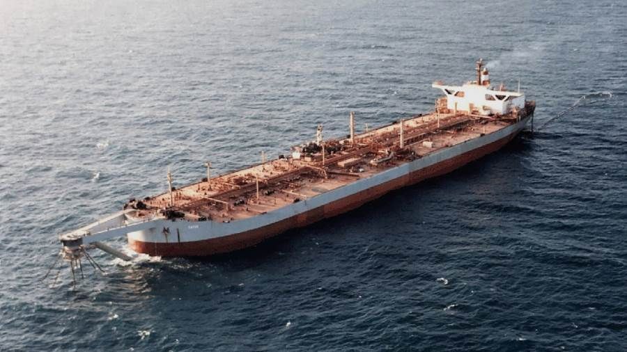 الحكومة تجدد تحذيرها من قنبلة "صافر" الموقوتة