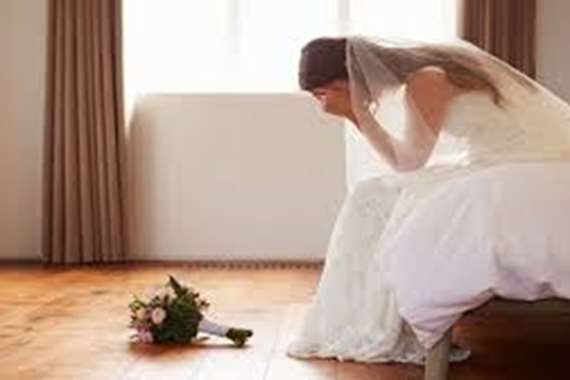 عريس يتفاجأ ‘‘ليلة الدخلة’’ بأن عروسته ‘‘ليست عذراء’’.. وحينما استدعى أهلها إلى غرفة النوم وذهبوا إلى الطبيب كانت المفاجأة صادمة!