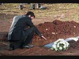 إمرأة متوفية لم يستطع المشيعون إنزال جثمانها إلى القبر.. وعندما كشف ‘‘إبنها’’ عن وجهها صرخ بأعلى صوته وتبرأ منها؟! (فيديو)