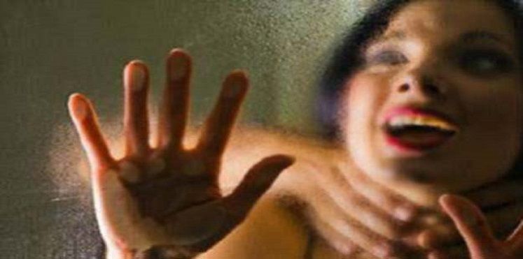 بكل جراءة.. فنانة لبنانية تعترف بتعرضها للاغتصاب في غرفة الملابس على البحر.. قيدها ومارس معها الرذيلة والأخير يرد: فعلت ذلك عشرات المرات برضاها!