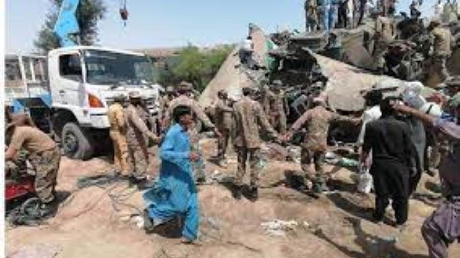 ارتفاع حصيلة حادث القطار في باكستان لـ63 قتيلا