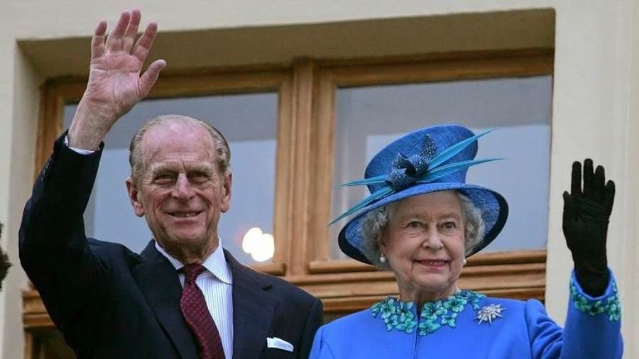 الملكة إليزابيث الثانية تستعد لحضور احتفال "تروبينج ذا كلر" لأول مرة بدون زوجها