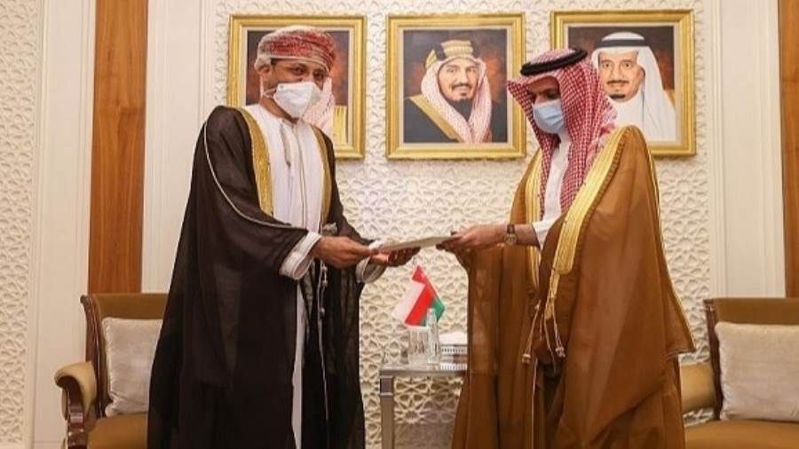 سلطان عُمان يُطلع العاهل السعودي على محاولات حل الأزمة في بلادنا