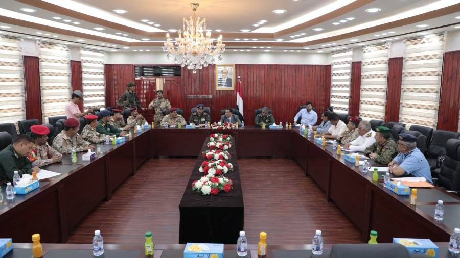 وزير الداخلية ومحافظ المهرة يترأسان اجتماعاً للجنة الأمنية بالمحافظة