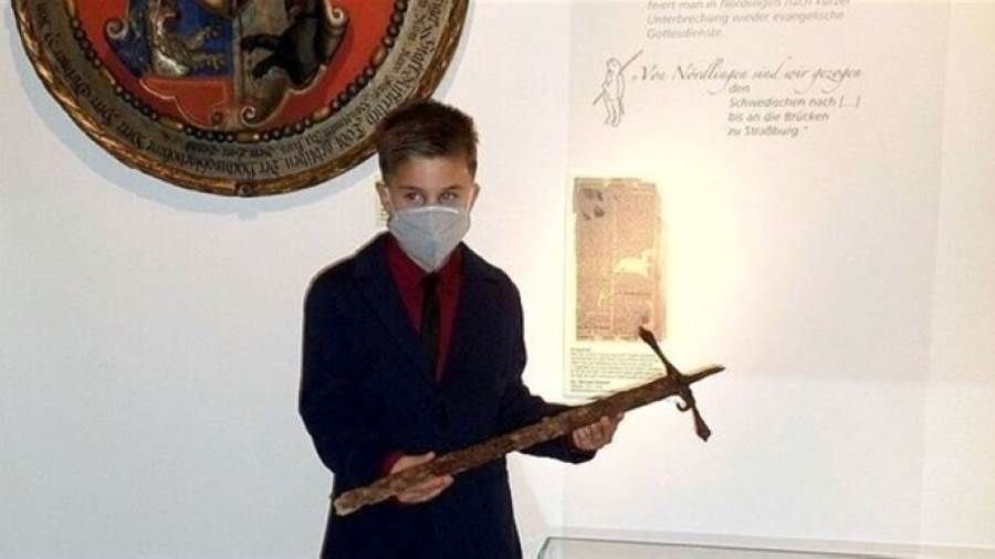 صبي يعثر على سيف من القرن الـ 16 في غابة