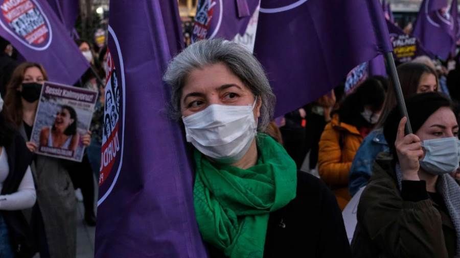 جرائم نظام أردوغان.. الشرطة تضرب متظاهرات محتجّات على الانسحاب من اتفاقية إسطنبول