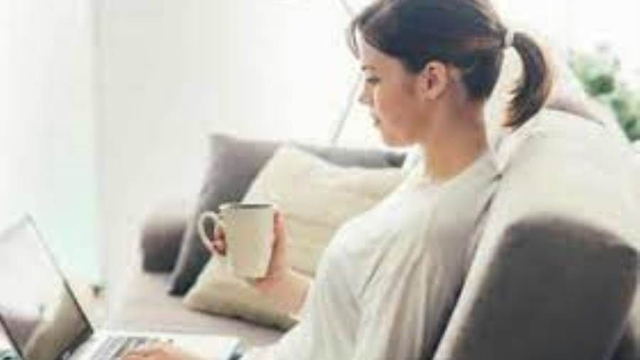 العمل من المنزل يزيد الرغبة في شد الوجه.. لهذا السبب