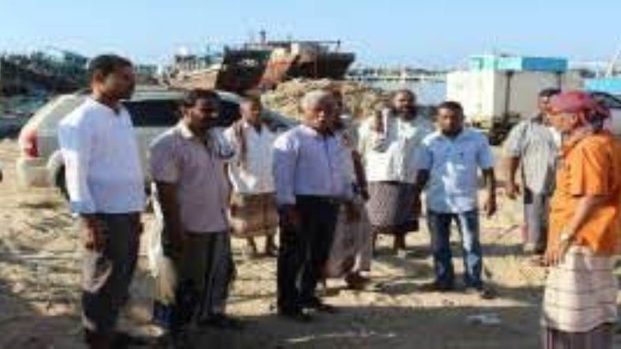 مدير عام الشحر يتابع تنفيذ مشروع سفلتة الخط البحري الدائري بالشحر