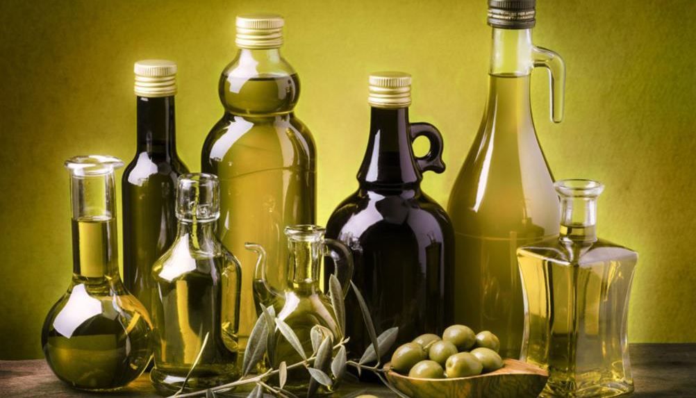 ضع ملعقة فقط من "زيت الزيتون" على قدميك قبل النوم وشاهد النتائج السحرية التي ستجعلك تستخدمه يومياً .. هذا ما سيحدث لجسمك !