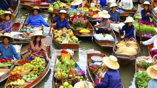 أغرب سوق في العالم.. يبيعون فيه العرائس والفتيات الصغيرات للزواج ويأكلون لحم البشر!! ( صور )