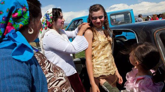 أغرب سوق في العالم.. يبيعون فيه العرائس والفتيات الصغيرات للزواج ويأكلون لحم البشر!! ( صور )