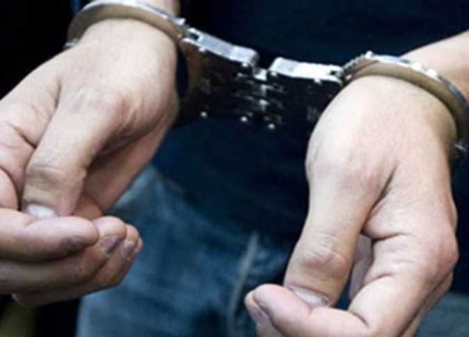 لامس مناطق حساسة بحجة “تدليكها”.. موظف يهتك عرض ابنته في دولة عربية وهكذا كان مصيره عندما عرفت الأم!