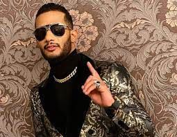 اتفرج ‘‘محمد رمضان ‘‘ ينشر صورة مثيرة وهو ‘‘يحتضن فتاة حسناء ‘‘.. ويعلق: ثقة في الله