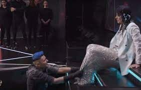 الخليج الان : شاهد .. نشر لقطات محرجة ‘‘لرامز جلال‘‘ مع ‘‘ممثلة مصرية‘‘ شهيرة في برنامجة.. كانت تصرخ وهو يسحب بنطلونها بقوة فحدث مالم يكن بالحسبان