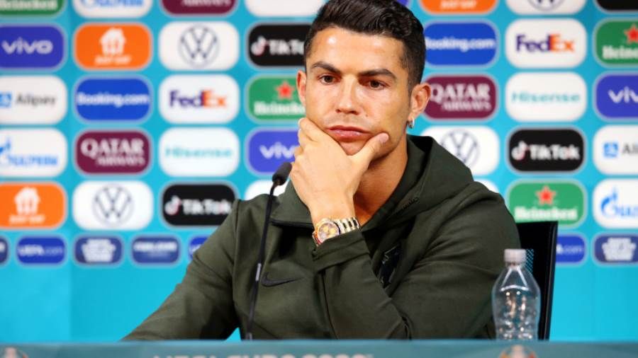 بسبب تصرف رونالدو المفاجئ.. "كوكاكولا" تخسر 4 مليارات دولار