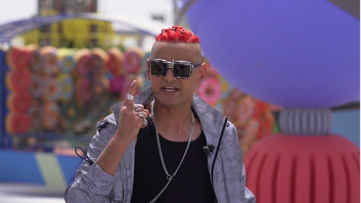 الخليج الان : شاهد .. نشر لقطات محرجة ‘‘لرامز جلال‘‘ مع ‘‘ممثلة مصرية‘‘ شهيرة في برنامجة.. كانت تصرخ وهو يسحب بنطلونها بقوة فحدث مالم يكن بالحسبان