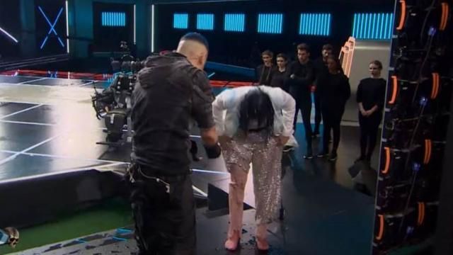 الخليج الان : شاهد .. نشر لقطات محرجة ‘‘لرامز جلال‘‘ مع ‘‘ممثلة مصرية‘‘ شهيرة في برنامجة.. كانت تصرخ وهو يسحب بنطلونها بقوة فحدث مالم يكن بالحسبان