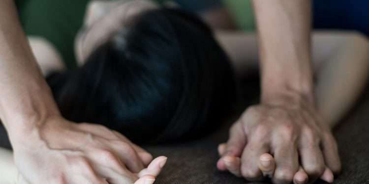 القبض على حارسة السجن وهي تعاشر “السجين المغتصب” خلف الجدران "تفاصيل".