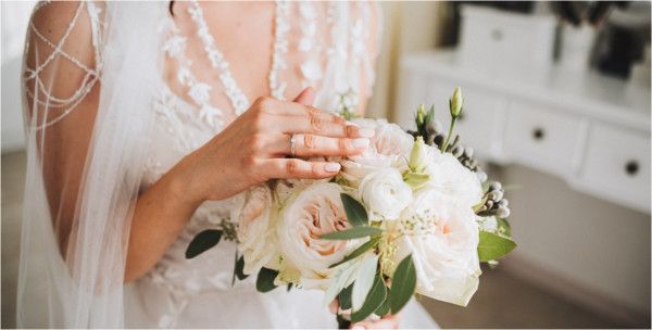 الخليج الان : عروس في يوم زفافها ترتكب هذا الفعل الصادم وتخبئ رجلا أسفل فستان زفافها والسبب لا يخطر على بال احد.."شاهد بالفيديو"