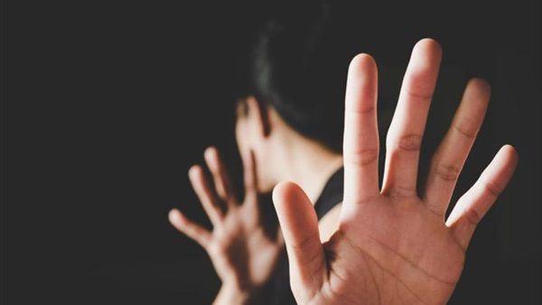 مصور شهير يتحرش بأكثر من 20 فتاة لفظيا وجسديًا.. وإحدى الضحايا تفجر مفاجأة مرعبة ماذا فعل بها؟