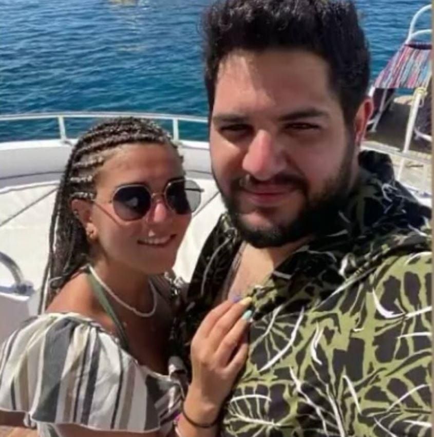 الخليج الان : بملابس فاضحة .. هل تتذكرون نجم طيور الجنة محمد بشار ؟.. شاهدوا كيف ظهر مع زوجته يستمتعان على البحر (صورة)