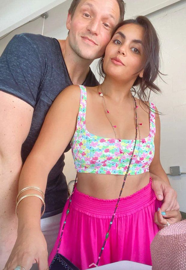 الخليج الان : بعد ظهورها ‘‘بلا ملابس’’ .. السعودية ‘‘أمل الشهراني’’ تعلن ارتباطها بشاب أجنبي وممارسة الرذيلة دون زواج وترتمي في أحضانه (صور فاضحة)