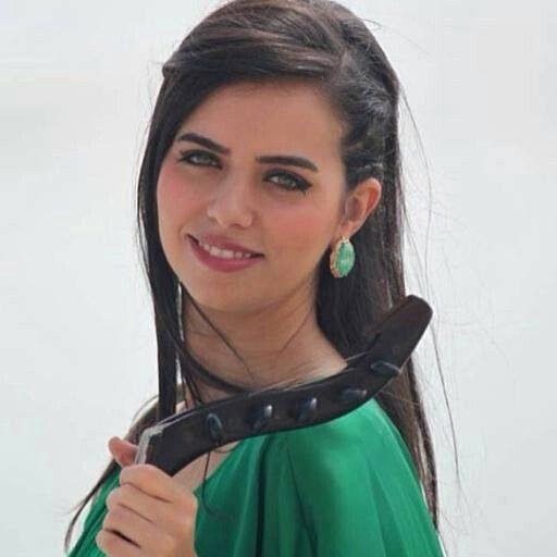 مذيعة mbc “عزة زعرور” زوجها ينام فوق فخذيها “بكل جراءة” .. ويستفز الجمهور: “لقيت الطبطة” (صورة)