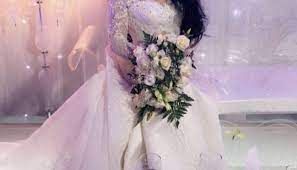 الخليج الان : بالفيديو.. العروس الخائنة تخبئ عشيقها بين فخذيها تحت فستان الزفاف بعد أن دخل العريس عليها الغرفة فجأة.. شاهد