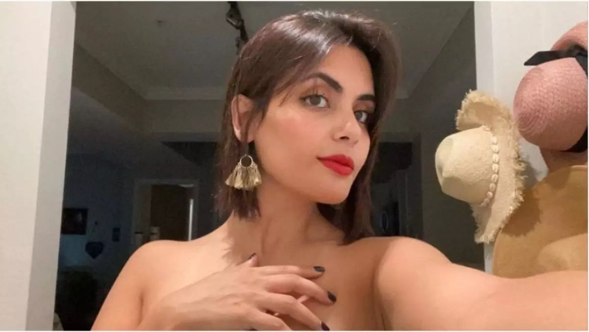 الخليج الان : بعد ظهورها ‘‘بلا ملابس’’ .. السعودية ‘‘أمل الشهراني’’ تعلن ارتباطها بشاب أجنبي وممارسة الرذيلة دون زواج وترتمي في أحضانه (صور فاضحة)