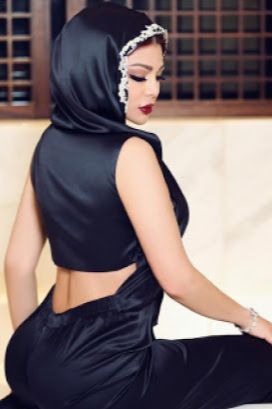 محجبات عاريات.. من فوق عمرو خالد ومن تحت عمرو دياب.. فنانات ظهرن بغطاء للرأس وكشفن أجسادهن.. هيفاء وهبي ستصدمك ( شاهد )