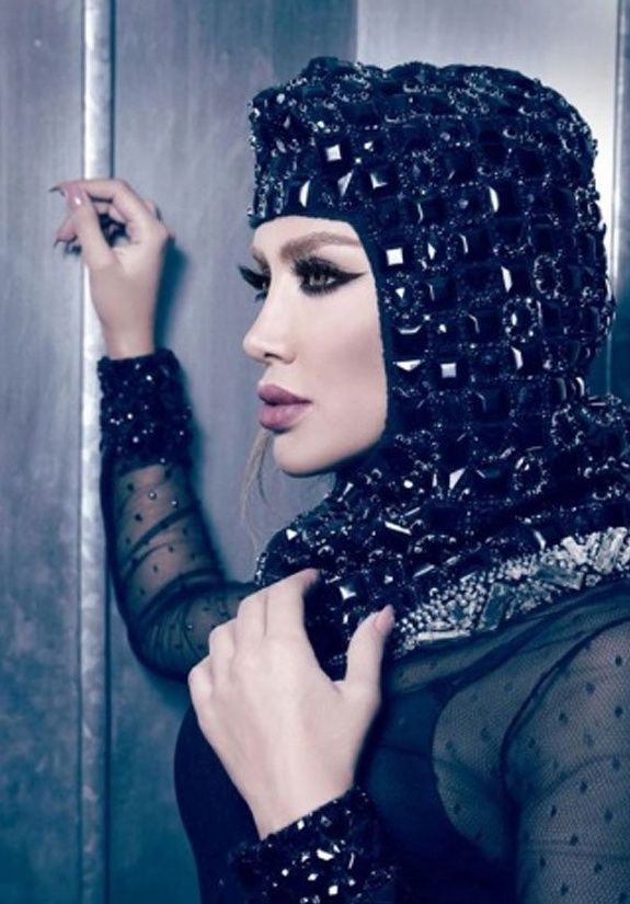 الخليج الان : محجبات عاريات.. من فوق عمرو خالد ومن تحت عمرو دياب.. فنانات ظهرن بغطاء للرأس وكشفن أجسادهن.. هيفاء وهبي ستصدمك ( شاهد )