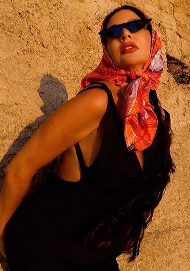 الخليج الان : محجبات عاريات.. من فوق عمرو خالد ومن تحت عمرو دياب.. فنانات ظهرن بغطاء للرأس وكشفن أجسادهن.. هيفاء وهبي ستصدمك ( شاهد )