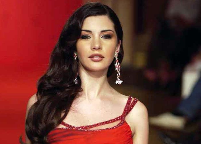 الخليج الان : نامت مع حبيبها ولم تعلم أنه صور كل ماحدث بينهما في الليل الفنانة "لاميتا فرنجية" من غرفة النوم عارية...(شاهد الصور)