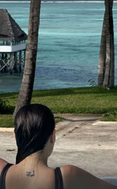 اخبار الخليج : شام الذهبي ابنة الفنانة ’’أصالة‘‘ تثير الجدل بارتداء كاش مايوه وتستعرض وشم باسم والدتها على ظهرها ! (صورة)