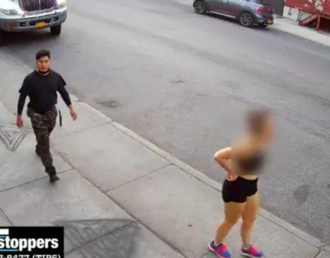 شاهد.. شاب يحاول اغتصاب فتاة وسط شارع في نيويورك