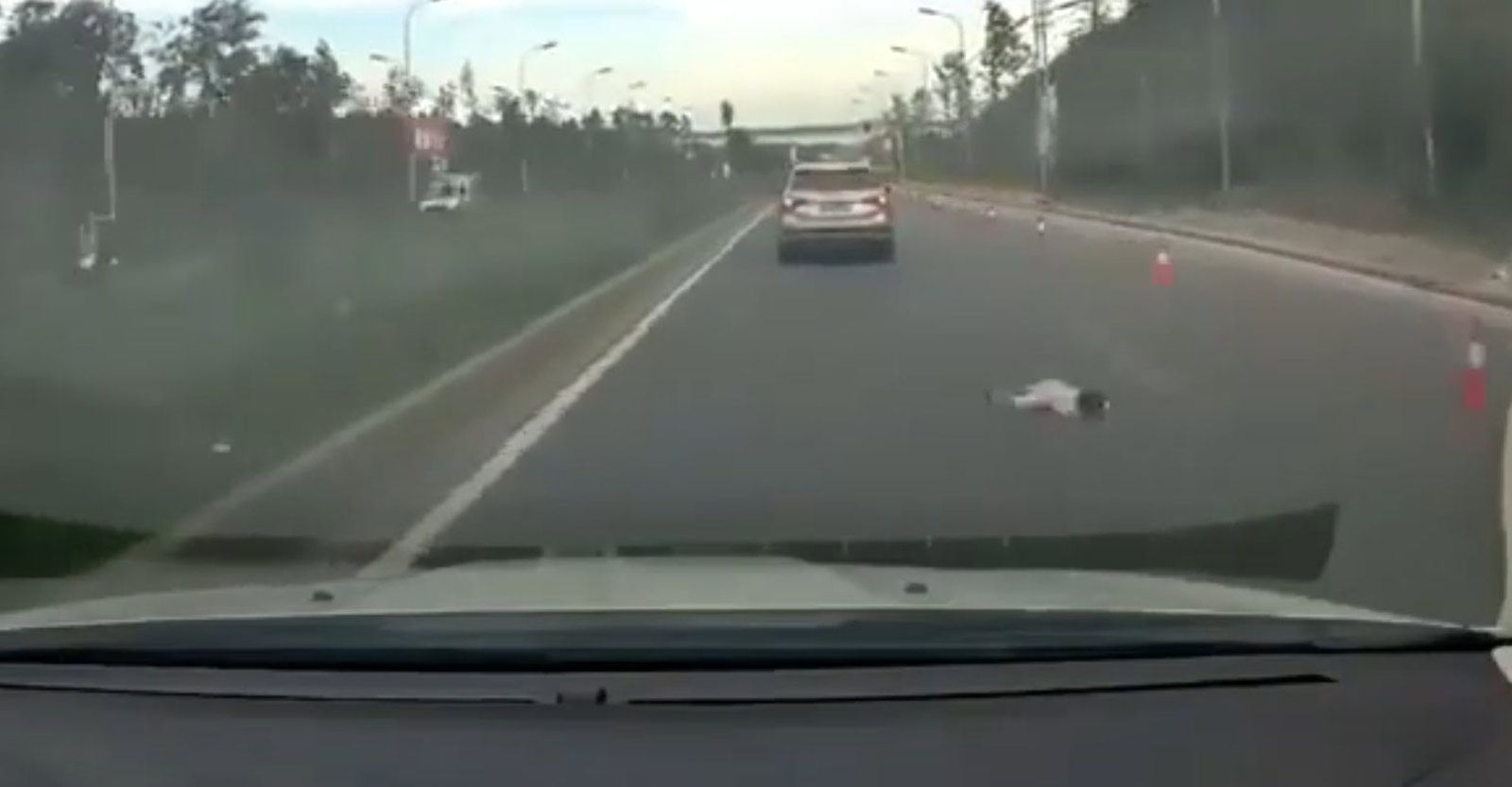 سقوط طفل رضيع من نافذة سيارة على طريق سريع.. لن تصدق ماذا حدث (فيديو)