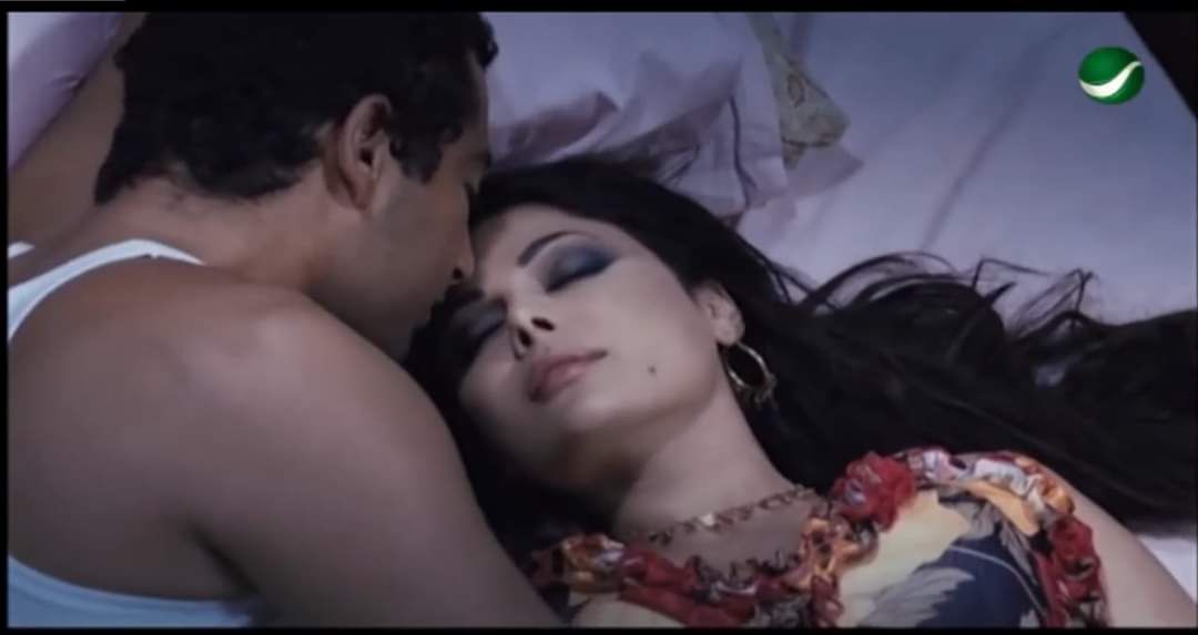 اخبار الخليج : معاشرة حقيقية بالصور.. تسريب 12 صورة لفضيحة هيفاء وهبي مع فنان مصري شهير وهما في السرير -شاهد