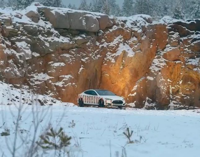 شاهد بالفيديو.. صاحب سيارة “تيسلا” يفجرها بالديناميت.. والسبب لا يخطر على بال !